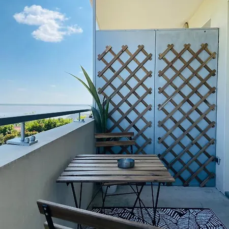 T2 Avec Balcon, Lumineux, Au Calme.