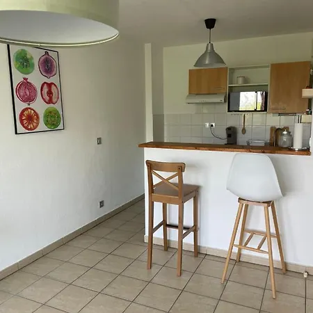 Apartment T2 Avec Balcon, Lumineux, Au Calme. *